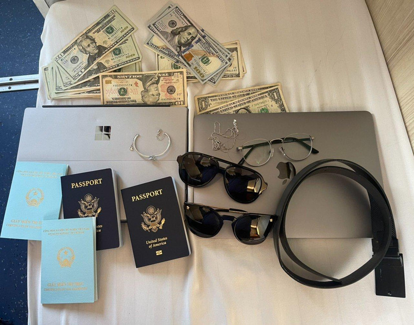 Tài sản cùng giấy tờ tùy thân mà khách bỏ quên trên tàu SE2 Tài sản cùng giấy tờ tùy thân mà khách bỏ quên trên tàu SE2