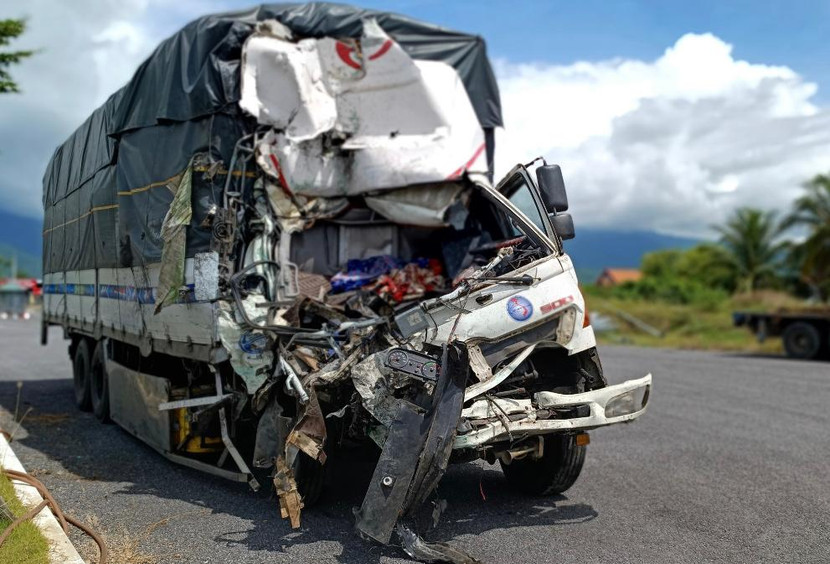 Chiếc xe tải gây tai nạn ở Khánh Hòa làm 3 người chết Chiếc xe tải gây tai nạn ở Khánh Hòa làm 3 người chết