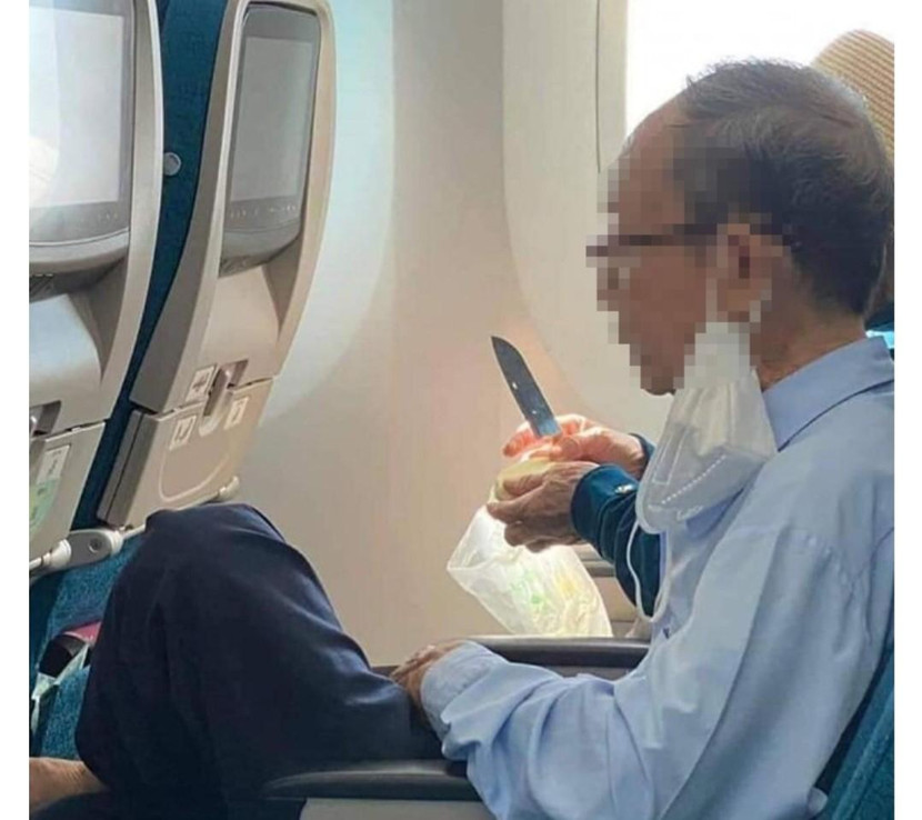 Hình ảnh một hành khách mang dao ra gọt trái cây trên tàu bay vào sáng nay, 18/7 Hình ảnh một hành khách mang dao ra gọt trái cây trên tàu bay vào sáng nay, 18/7