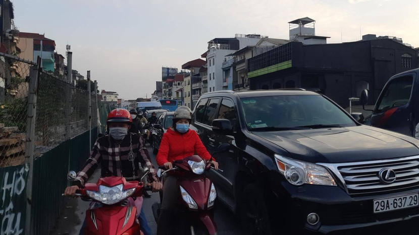 Việc rào chắn kéo dài năm này qua năm khác khiến con đường Âu Cơ ùn tắc liên miên