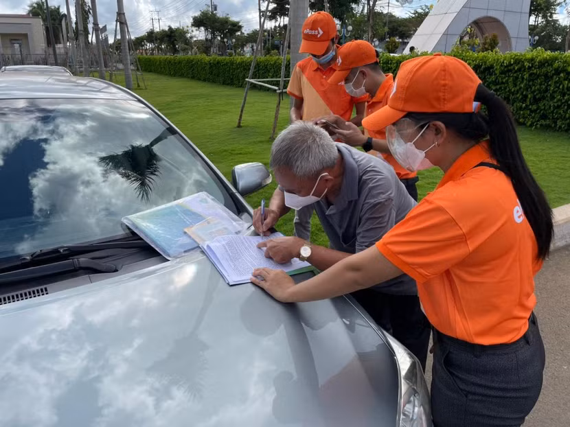 Nhân viên Công ty VDTC dán thẻ ePass cho phương tiện