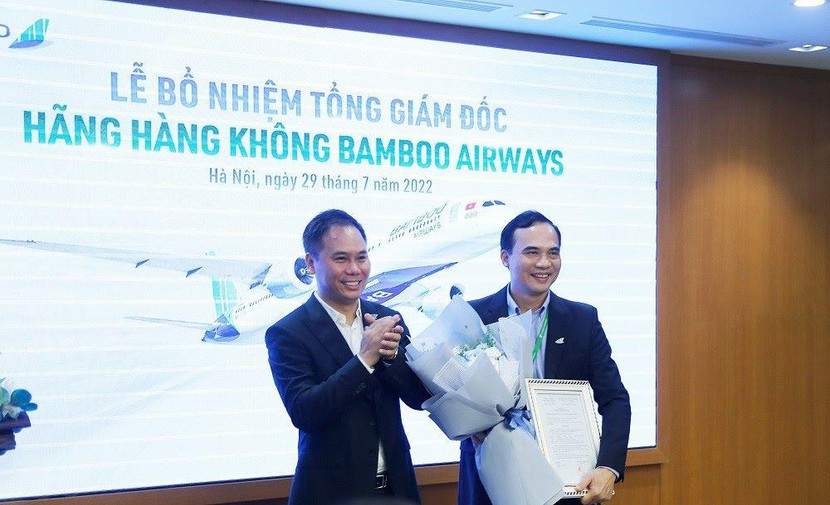 Ông Đặng Tất Thắng (trái) tặng hoa cho ông Nguyễn Mạnh Quân- tân Tổng giám đốc Bamboo Airways