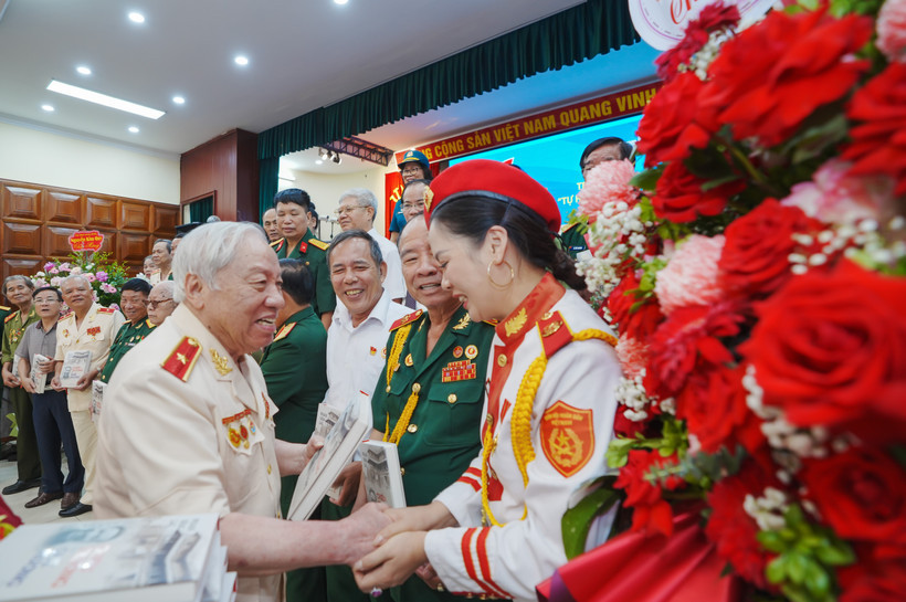 Thiếu tướng Phan Văn Lai tặng sách các đồng đội, cựu chiến binh