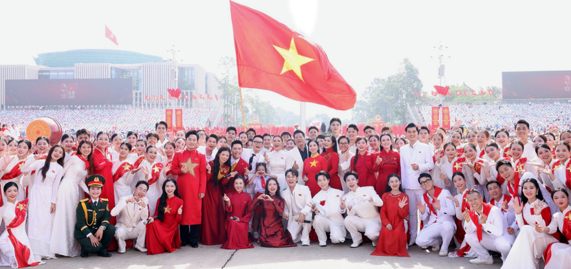 Ca sĩ Mỹ Tâm, Tùng Dương, Hoàng Bách, Phương Mỹ Chi, Hòa Minzy, Đức Phúc, rapper Double2T… cùng nhiều nghệ sĩ biểu diễn chương trình nghệ thuật đặc biệt khép lại đại lễ Quốc khánh 2-9 tại Quảng trường Ba Đình (Hà Nội) với loạt ca khúc “Tôi là người Việt Nam”, “Giai điệu tự hào”, “Thịnh vượng Việt Nam sáng ngời”, “Việt Nam ơi! Cùng bước tới vinh quang” và “Tiến quân ca”