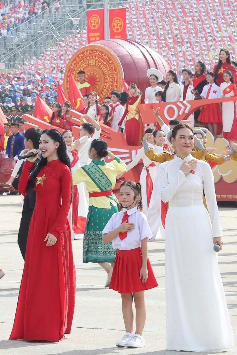 Ca sĩ Mỹ Tâm, bé Hà Thủy Tiên (7 tuổi) và ca sĩ Hòa Minzy hát trong chương trình nghệ thuật đặc biệt tại đại lễ Quốc khánh 2-9 trên Quảng trường Ba Đình