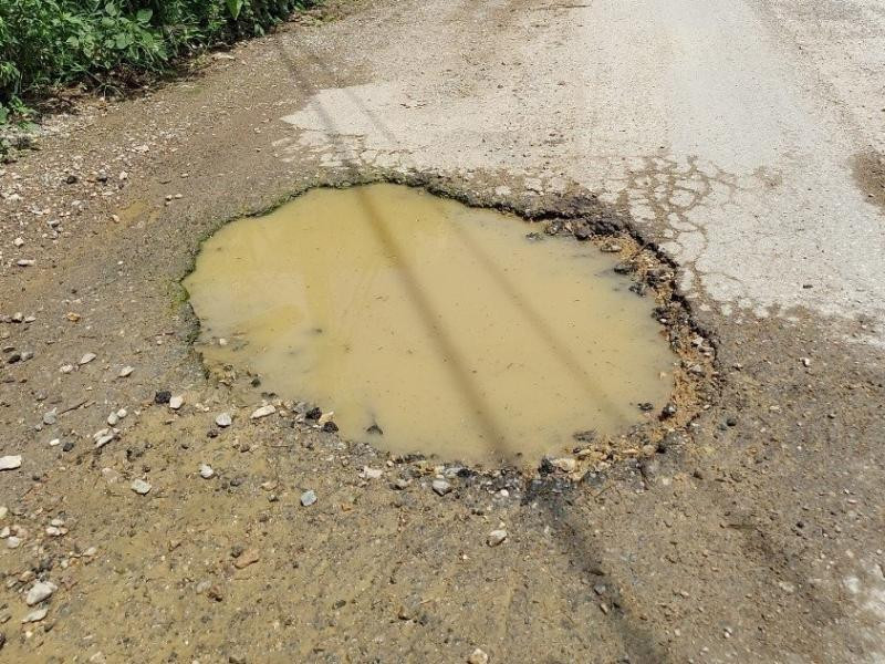 Người dân phản ánh, mặt đường xuống cấp đã lâu nhưng đến nay dự án cải tạo lại chậm trễ Người dân phản ánh, mặt đường xuống cấp đã lâu nhưng đến nay dự án cải tạo lại chậm trễ