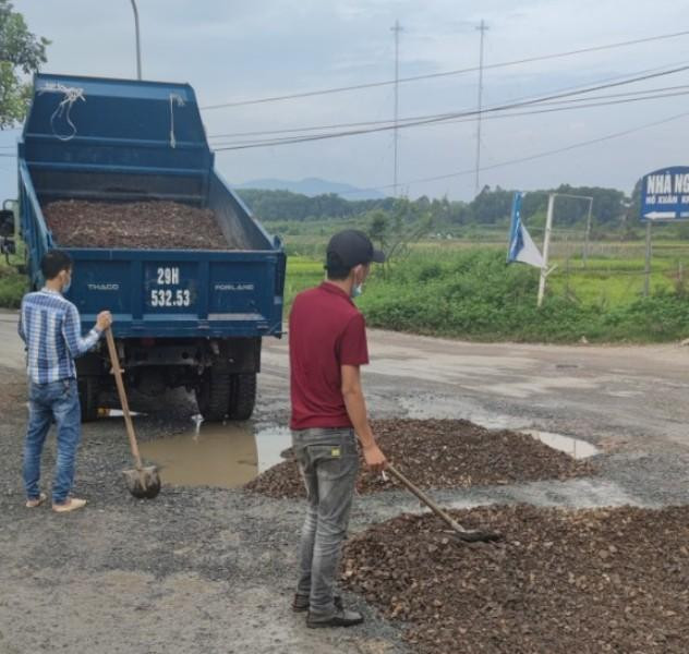 Các nhà thầu mới tổ chức khắc phục tạm thời đoạn trên địa bàn xã Xuân Sơn, TX Sơn Tây Các nhà thầu mới tổ chức khắc phục tạm thời đoạn trên địa bàn xã Xuân Sơn, TX Sơn Tây