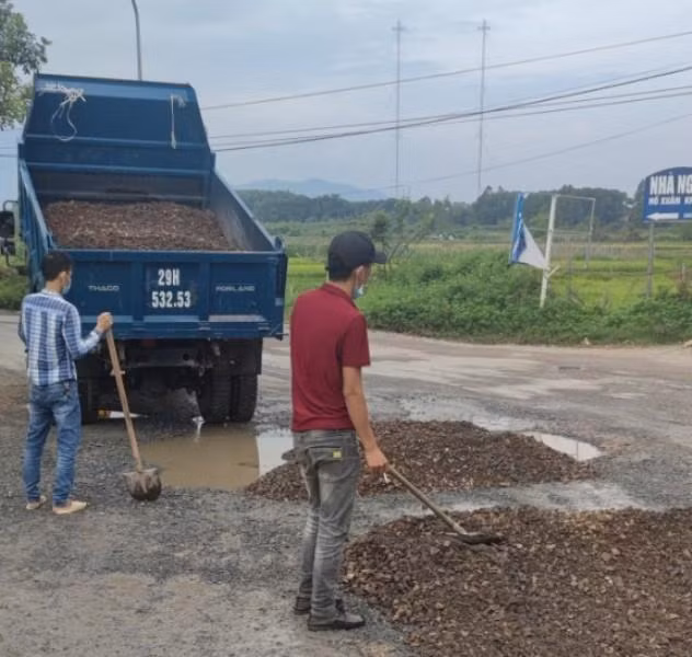 Các nhà thầu mới tổ chức khắc phục tạm thời đoạn trên địa bàn xã Xuân Sơn, TX Sơn Tây