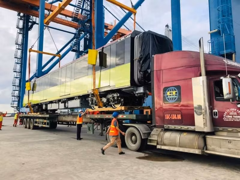 Đoàn tàu thứ 10 được đưa lên xe siêu trường siêu trọng vận chuyển về Depot Nhổn