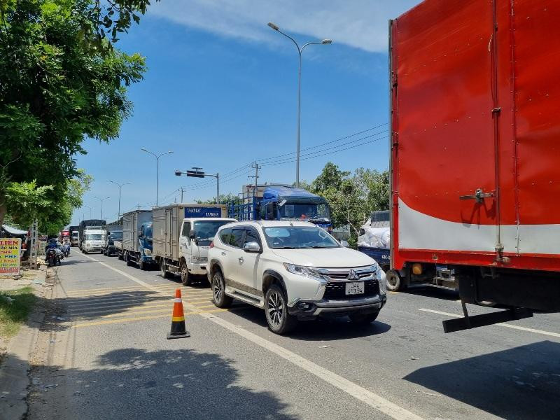Bộ GTVT cho biết, nhiều địa phương vẫn đê xảy ra ùn tắc giao thông tại các chốt kiểm soát dịch bệnh