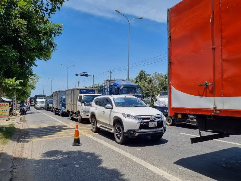Bộ GTVT cho biết, nhiều địa phương vẫn đê xảy ra ùn tắc giao thông tại các chốt kiểm soát dịch bệnh