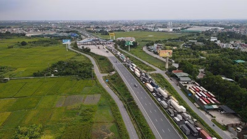 Nhiều xe không đáp ứng được các điều kiện phòng chống dịch theo quy định đã phải quay đầu cũng gây tình trạng ùn tắc