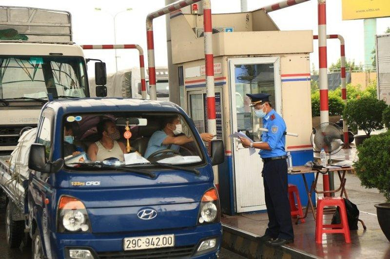 Trạm thu phí Pháp Vân chỉ mở 2 làn/8 làn 1 chiều nên vào giờ cao điểm lưu lượng tăng cao cũng gây tắc nghẽn