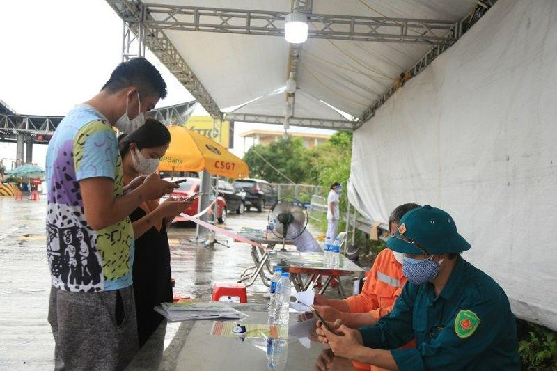 Nhiều lái xe phải dừng lại kê khai, cập nhật lại thông tin trên phần mềm cấp mã QR code