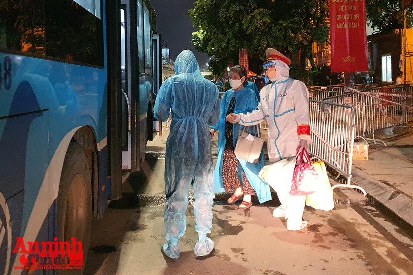 Người dân ở ngõ 328 và 330 Nguyễn Trãi đi cách ly tập trung vào đầu tháng 9 vừa qua Người dân ở ngõ 328 và 330 Nguyễn Trãi đi cách ly tập trung vào đầu tháng 9 vừa qua