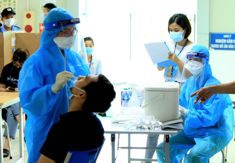 Nhưng nhiều lái xe hiện “treo bằng” vì phải “ngoáy mũi xét nghiệm Covid-19 quá nhiều”