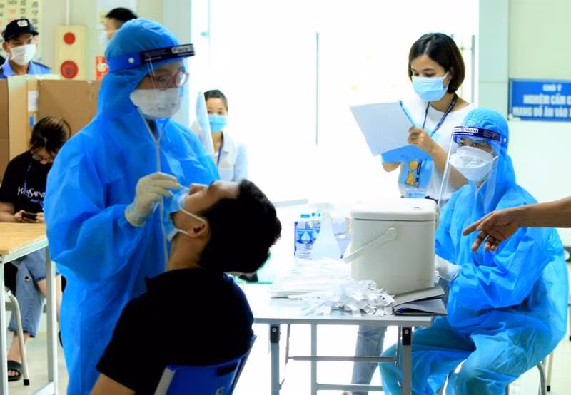 Nhưng nhiều lái xe hiện “treo bằng” vì phải “ngoáy mũi xét nghiệm Covid-19 quá nhiều”