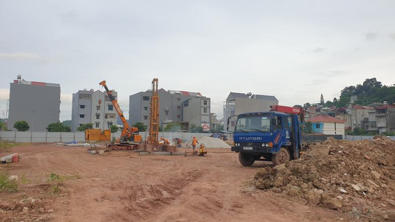 Tập trung máy móc, nguyên vật liệu để thi công Khu đô thị TNR Grand Palace Sơn La tại Tp. Sơn La, tỉnh Sơn La.