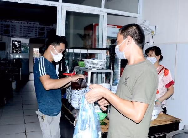 Một hàng phở bán mang về trên phố Ngô Xuân Quảng- Gia Lâm Một hàng phở bán mang về trên phố Ngô Xuân Quảng- Gia Lâm