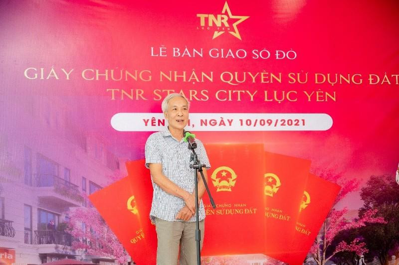 Khách hàng dự án TNR Stars Lục Yên bày tỏ niềm vui khi nhận sổ đỏ để xây những ngôi nhà đầu tiên.