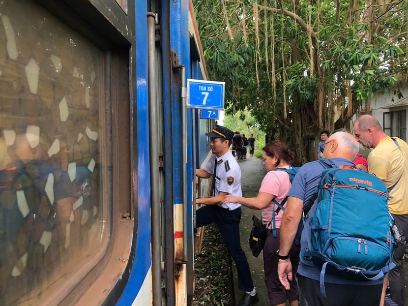 Hành khách chuyển tải lên tàu tại ga Trường Lâm