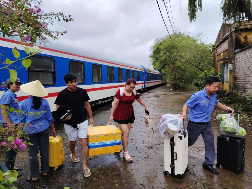 Chuyển tải cho hành khách đi tàu bị ngập