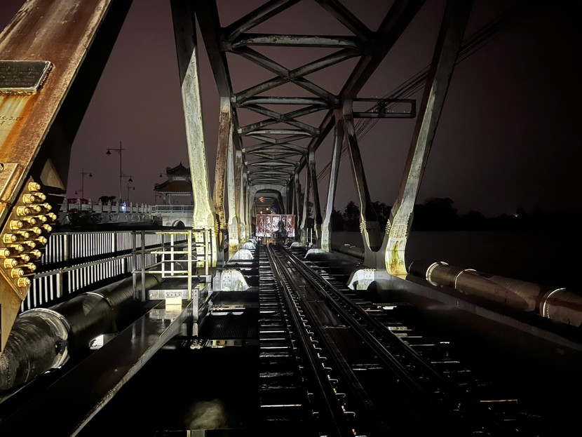 Ngành đường sắt đã dùng tàu chở 660 tấn đá để giữ cầu Bạch Hổ vì nước lũ sông Hương dâng cao