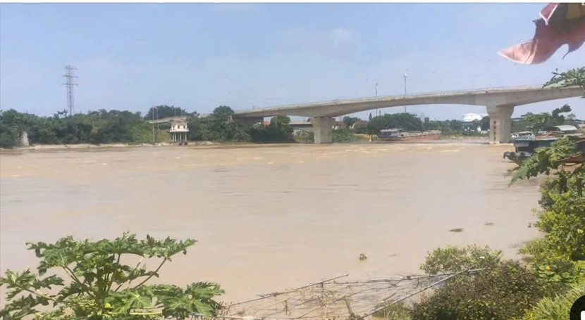 Cầu Việt Trì trên sông Lô vừa bị tàu đâm va vào trụ Cầu Việt Trì trên sông Lô vừa bị tàu đâm va vào trụ