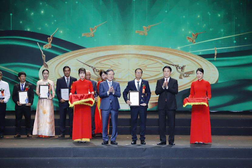 Chủ tịch nước Lương Cường và Chủ tịch Trung ương Hội Nông dân Việt Nam trao biểu trưng và chứng nhận cho các nông dân xuất sắc được tôn vinh vào tối qua 14/10