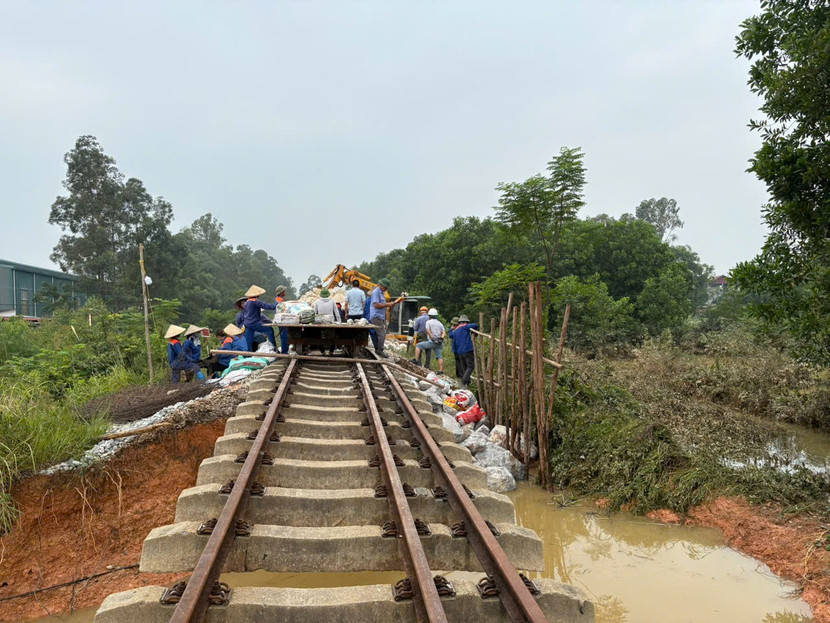 Khắc phục thông tuyến đường sắt Hà Nội- Thái Nguyên qua Trung Giã Khắc phục thông tuyến đường sắt Hà Nội- Thái Nguyên qua Trung Giã