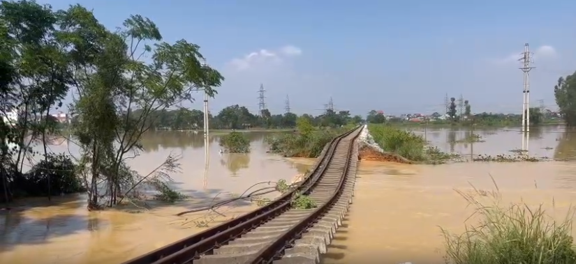 Trước đó, tuyến đường sắt Hà Nội- Thái Nguyên qua Trung Giã đã bị nước lũ cuốn trôi hết nền đường, chỉ trơ lại 2 thanh ray lủng lẳng Trước đó, tuyến đường sắt Hà Nội- Thái Nguyên qua Trung Giã đã bị nước lũ cuốn trôi hết nền đường, chỉ trơ lại 2 thanh ray lủng lẳng