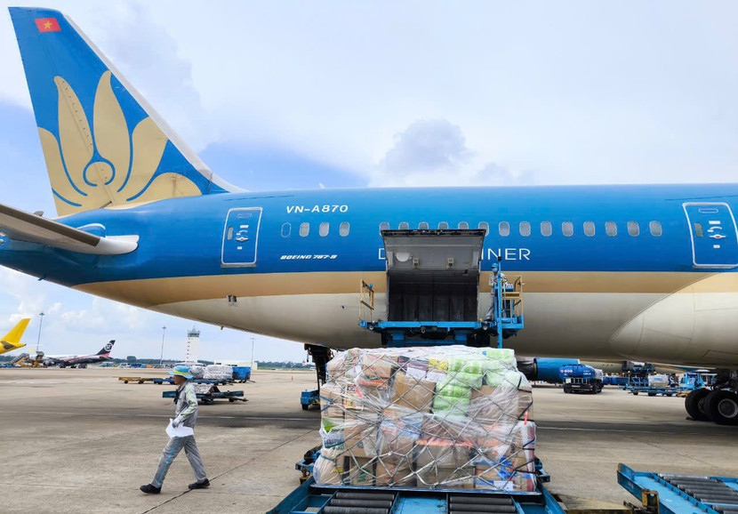 Vietnam Airlines nhận vận chuyển miễn phí hàng hoá cứu trợ đồng bào miền Trung đang bị lũ lụt