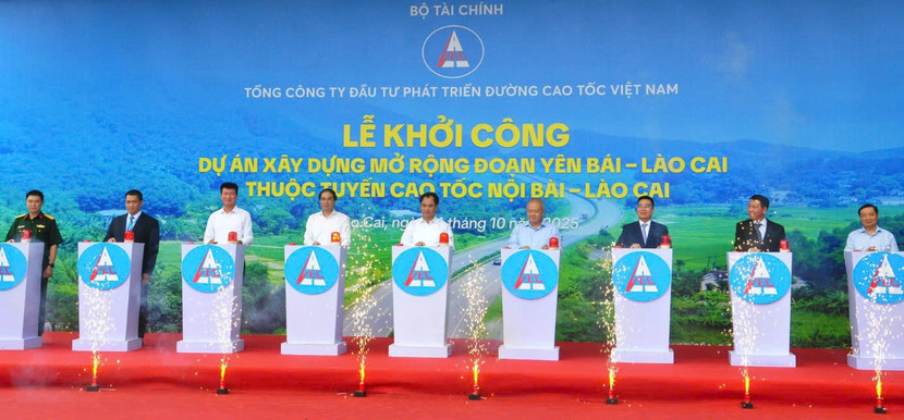Các đại biểu nhấn nút khởi công mở rộng cao tốc Nội Bài- Lào Cai đoạn Yên Bái- Lào Cai vào sáng nay 1/10 Các đại biểu nhấn nút khởi công mở rộng cao tốc Nội Bài- Lào Cai đoạn Yên Bái- Lào Cai vào sáng nay 1/10