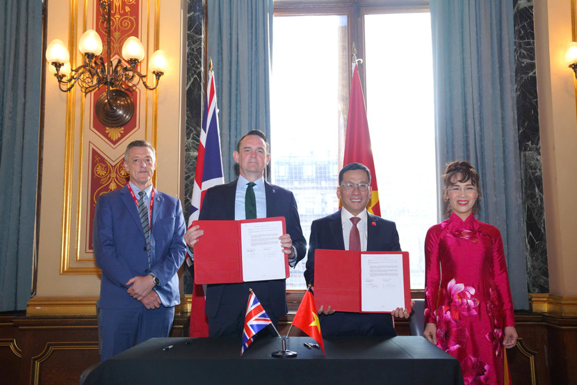 Tổng Giám đốc Vietjet Đinh Việt Phương (giữa, phải) và ông Ewen McDonald, Tổng Giám đốc Thương mại Tập đoàn Rolls-Royce (giữa, trái) ký kết hợp đồng động cơ và dịch vụ động cơ Trent 7000 trị giá 3,8 tỷ USD tại Bộ Ngoại giao Anh