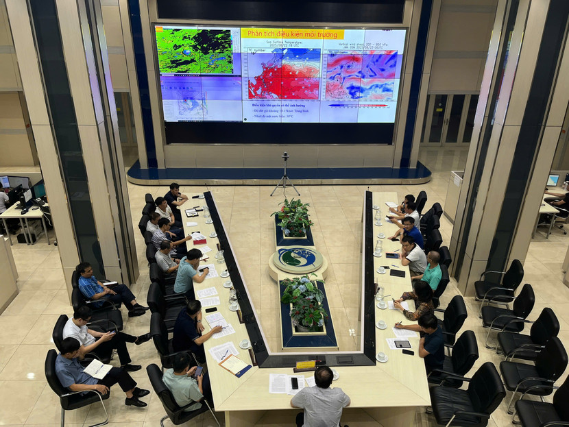 Các quan trắc, dự báo viên và lãnh đạo Trung tâm Dự báo khí tượng thuỷ văn quốc gia trao đổi, phân tích về thiên tai Các quan trắc, dự báo viên và lãnh đạo Trung tâm Dự báo khí tượng thuỷ văn quốc gia trao đổi, phân tích về thiên tai