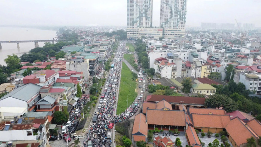 Công ty CP Đường sắt Hà Hải tự ý rào chắn cấm cầu Long Biên khi chưa thông báo cho người dân gây tình trạng giao thông hỗn loạn vào sáng 29/10 Công ty CP Đường sắt Hà Hải tự ý rào chắn cấm cầu Long Biên khi chưa thông báo cho người dân gây tình trạng giao thông hỗn loạn vào sáng 29/10