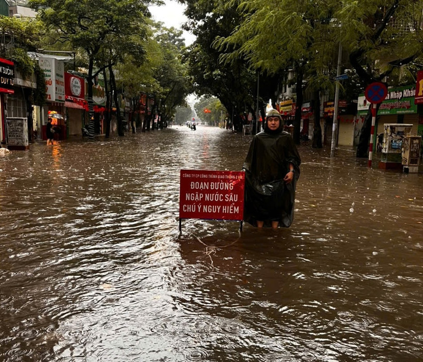 Đặt biển cảnh báo các đoạn đường ngập sâu do ảnh hưởng từ hoàn lưu bão số 11 Đặt biển cảnh báo các đoạn đường ngập sâu do ảnh hưởng từ hoàn lưu bão số 11