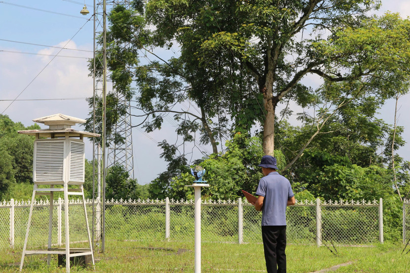 Đằng sau những bản tin thời tiết, khí hậu là sự đóng góp thầm lặng của các dự báo viên, quan trắc viên Đằng sau những bản tin thời tiết, khí hậu là sự đóng góp thầm lặng của các dự báo viên, quan trắc viên