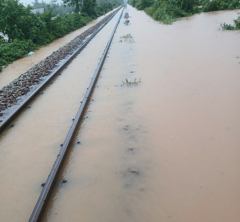 Đường sắt phải tạm dừng chạy nhiều đôi tàu do khu vực miền Trung bị nước lũ ngập