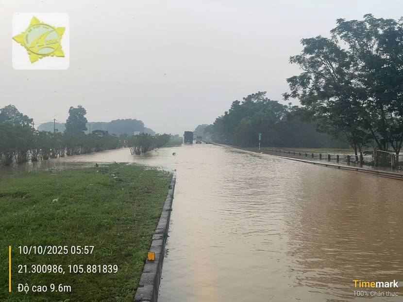 Sáng nay 10/10, nhiều đoạn trên cao tốc Hà Nội- Thái Nguyên đã ngập sâu đến 60cm