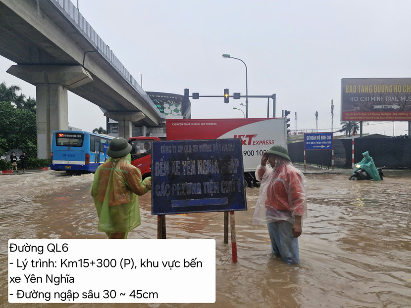 Điểm ngập sâu trước cửa bến xe Yên Nghĩa