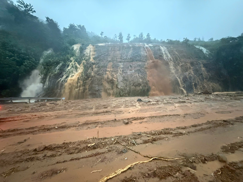 Mưa sầm sập ở Huế, TP Đà Nẵng khiến nhiều tuyến đường bị sạt lở nghiêm trọng, giao thông ách tắc