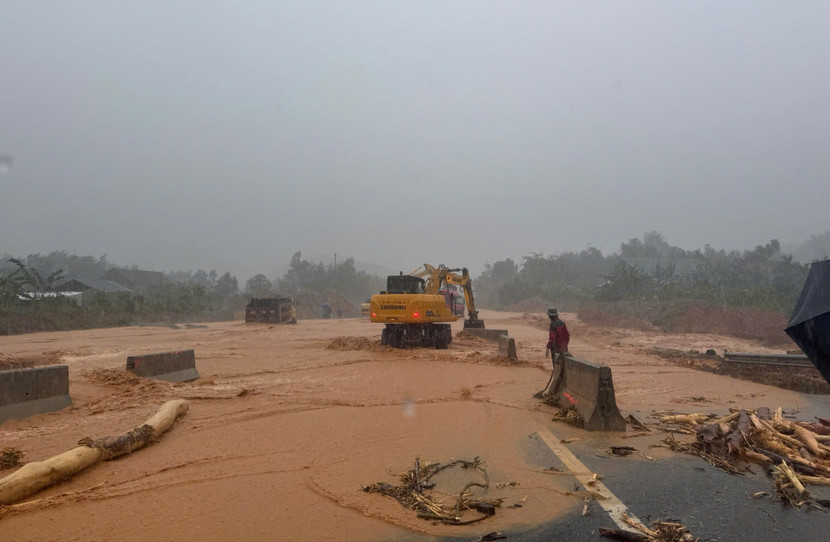 Trước đó, đường La Sơn- Hoà Liên đã bị ách tắc do sạt lở phức tạp kéo dài