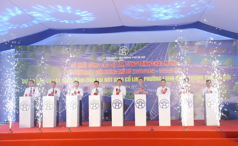 Phó Chủ tịch UBND TP Hà Nội Dương Đức Tuấn cùng lãnh đạo các Sở, ban, ngành TP Hà Nội nhấn nút khởi công Dự án hầm chui Cổ Linh vào sáng 4/10