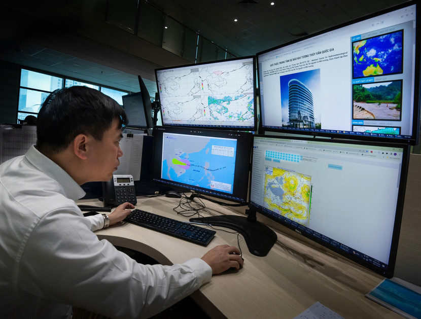 Chuyên gia Nguyễn Văn Hưởng, Trưởng phòng Dự báo thời tiết, Trung tâm Dự báo KTTV quốc gia đang phân tích các dữ liệu về cơn bão Chuyên gia Nguyễn Văn Hưởng, Trưởng phòng Dự báo thời tiết, Trung tâm Dự báo KTTV quốc gia đang phân tích các dữ liệu về cơn bão