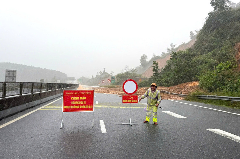 Lực lượng chức năng phải cắm biển, hạn chế lưu thông Lực lượng chức năng phải cắm biển, hạn chế lưu thông