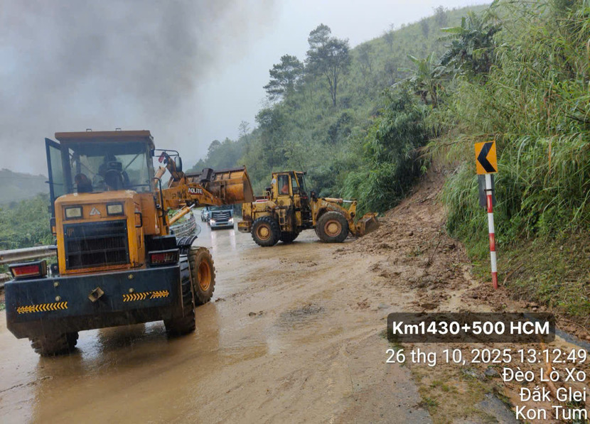 Giao thông qua đèo Lò Xo bị tê liệt do tình trạng sạt lở nghiêm trọng