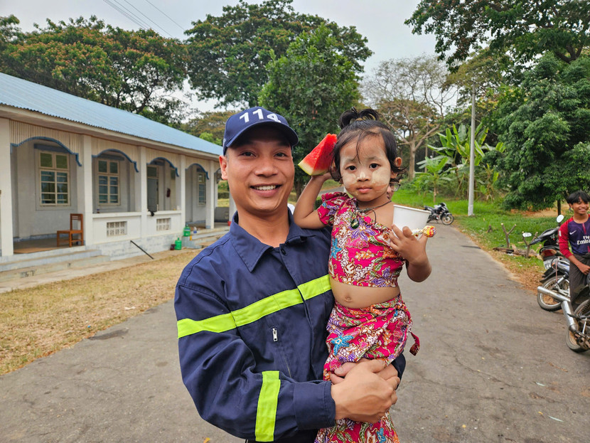 Đại úy Kiều Văn Dũng cùng em bé người Myanmar Đại úy Kiều Văn Dũng cùng em bé người Myanmar