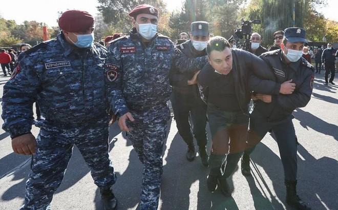 Một nhân vật đối lập bị cảnh sát bắt giữ ở thủ đô Yerevan, Armenia Một nhân vật đối lập bị cảnh sát bắt giữ ở thủ đô Yerevan, Armenia