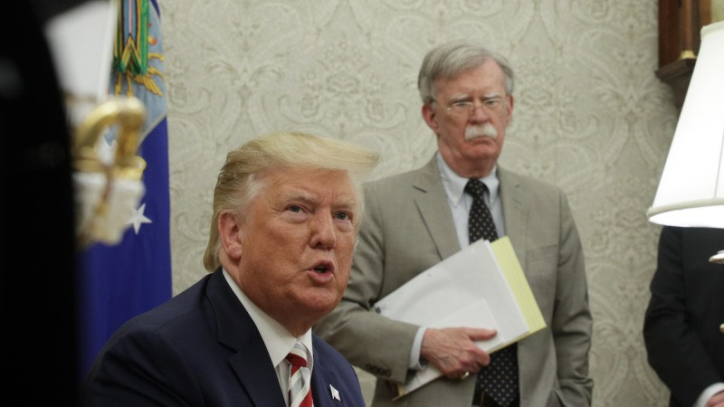 Tổng thống Mỹ Donald Trump (trái) và cựu Cố vấn An ninh Quốc gia John Bolton